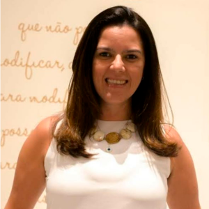 Coordenadora da Pós em Gestão de Serviços e Relacionamento com o Cliente: Lourena Teixeira Cordeiro
